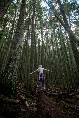 Kvinna som står i en skog