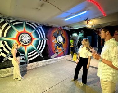 Mica, Ida och Simon spelar dart